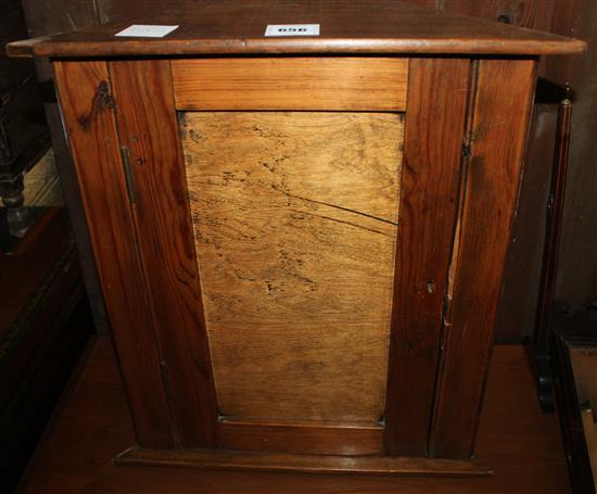 Small corner cupboard with panelled door(-)